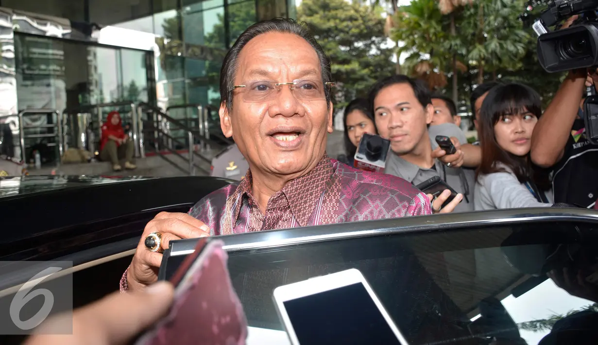 Gubernur Sulteng, Longki Djanggola menjawab pertanyaan wartawan usai mengunjungi KPK, Jakarta, Senin (28/11). Longki ingin berkoordinasi dengan KPK terkait pencegahan korupsi pada izin usaha pertambangan (IUP). (Liputan6.com/Helmi Afandi)