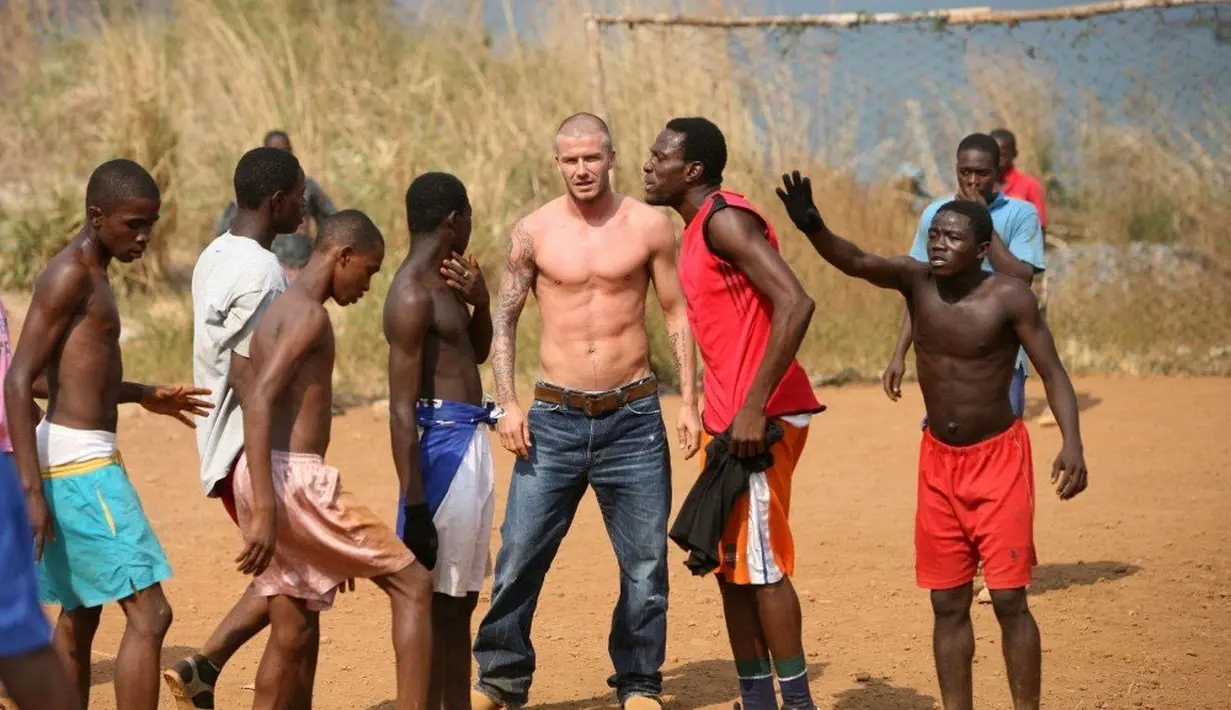 Bercengkerama dengan David Beckham dengan pose seperti ini benar-benar kesempatan fantastis (via popsugar.com)