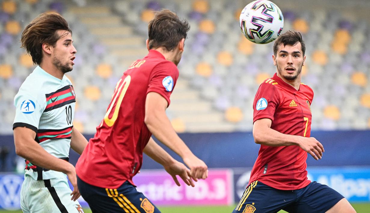 Striker Timnas Spanyol, Brahim Diaz (kanan) saat menghadapi Portugal pada laga semifinal Euro 2021 U-19 di Judski vrt Stadium, Maribor, Slovenia (3/6/2021). Brahim Diaz melakukan debut bersama Timnas Spanyol pada laga persahabatan menjelang Euro 2020 menghadapi Lithuania (8/6/2021) dan menjadi satu-satunya caps hingga kini. Tampil penuh 90 menit, ia menyumbang satu gol ke gawang Lithuania dalam kemenangan 4-0. (AFP/Jure Makovec)
