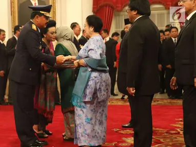 Marsekal Hadi Tjahjanto menerima ucapan selamat dari Presiden RI ke-5, Megawati Soekarno Putri usai upacara pelantikan sebagai Panglima TNI di Istana Negara, Jakarta, Jumat (8/12). Hadi Tjahjanto mengantikan Gatot Nurmantyo. (Liputan6.com/Angga Yuniar)