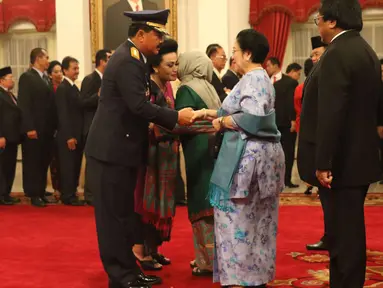 Marsekal Hadi Tjahjanto menerima ucapan selamat dari Presiden RI ke-5, Megawati Soekarno Putri usai upacara pelantikan sebagai Panglima TNI di Istana Negara, Jakarta, Jumat (8/12). Hadi Tjahjanto mengantikan Gatot Nurmantyo. (Liputan6.com/Angga Yuniar)