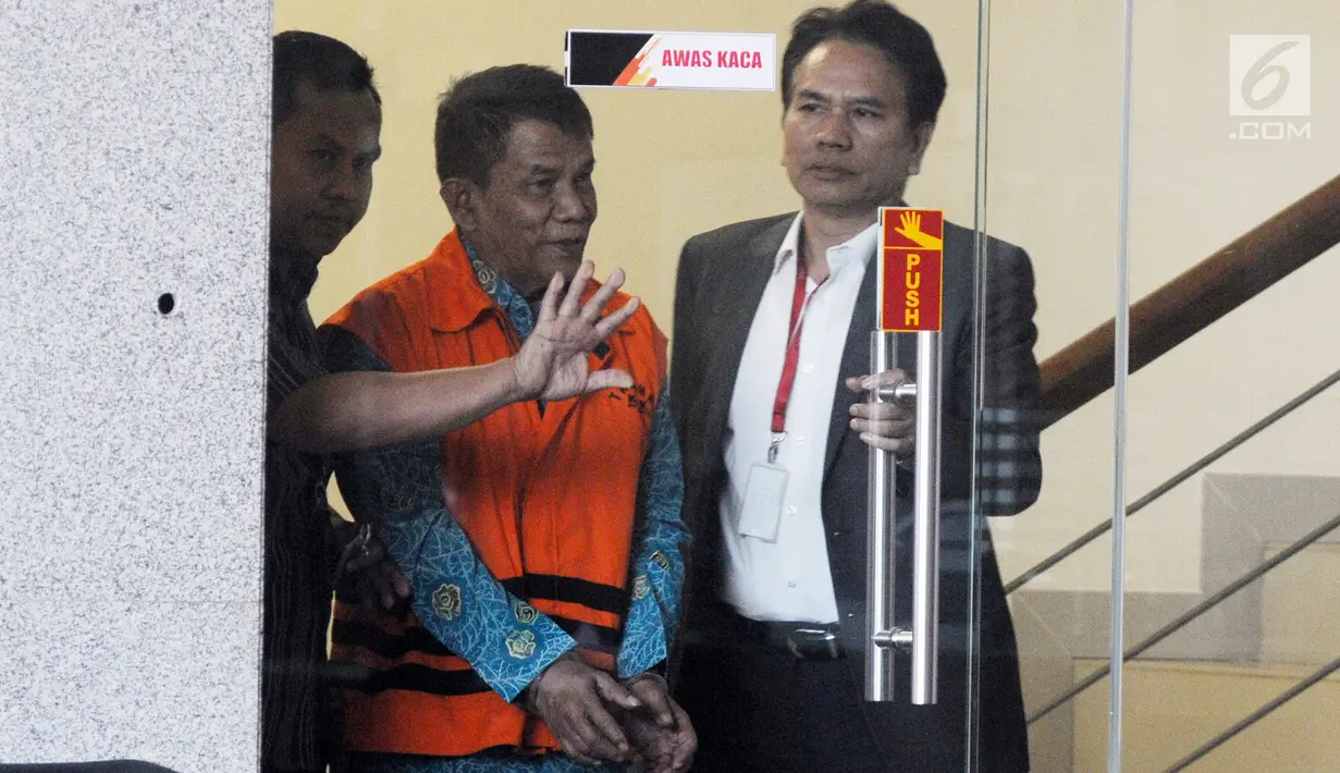Mantan Kasatker Pelaksana Jaringan Pemanfaatan Air (PJPA) Balai Wilayah Sungai (BWS) Sumatera VII Bengkulu, M Fauzi keluar usai menjalani pemeriksaan oleh penyidik di Gedung KPK, Jakarta, Jumat (13/9/2019).  (merdeka.com/Dwi Narwoko)