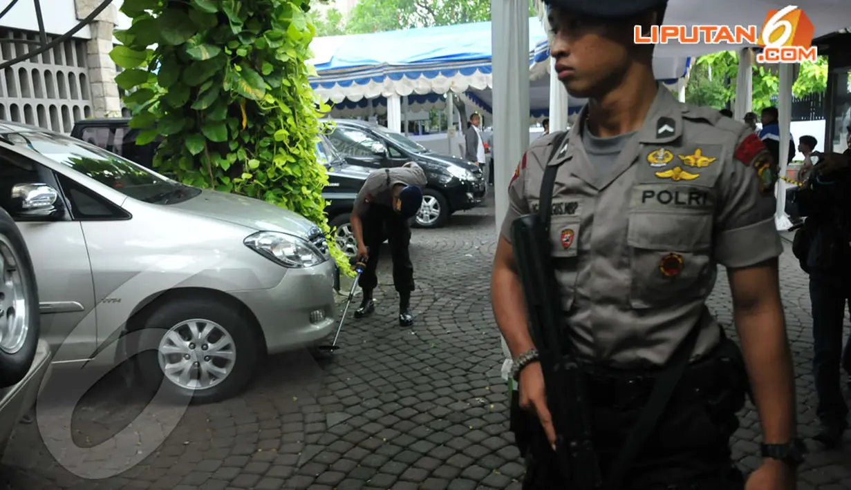  Aparat kepolisian tampak berjaga-jaga saat Misa Kamis Putih di Gereja Katedral, Jakarta, Kamis (17/4/2014)(Liputan6.com/Johan Tallo).