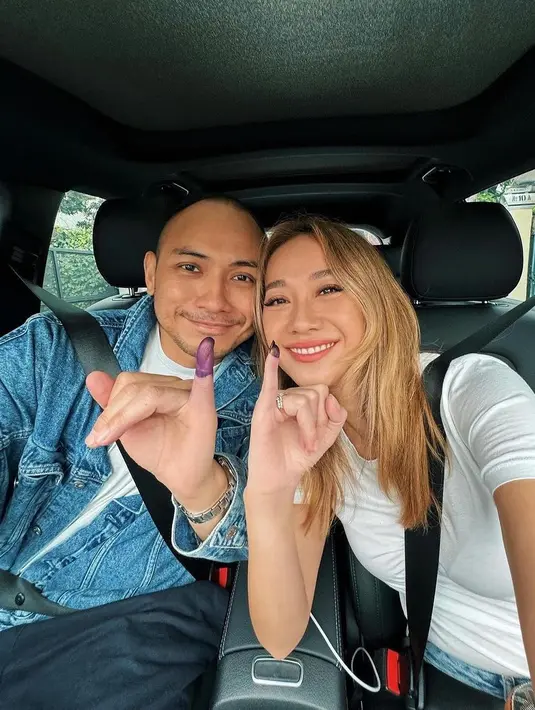 BCL tampil kompak bersama sang suami, Tiko Aryawardhana mengenakan outfit bertema putih-denim. [@itsmebcl]