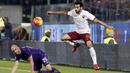 Pemain AS Roma, Mohamed Salah (kanan) berebut bola dengan pemain Fiorentina, Borja Valero dalam lanjutan Serie A Italia di Stadion Artemio Franchi, Florence, Senin (26/10/2015) dini hari WIB. (Reuters/Giampiero Sposito)
