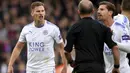 Para pemain Leicester City melakukan protes kepada wasit Mike Dean saat melawan Crystal Palace pada lanjutan Premier League di Selhurst Park, London, (28/4/2018). Crystal Palace menang 5-0. (Dominic Lipinski/PA via AP)