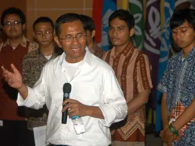 Menteri Negara BUMN Dahlan Iskan (tengah) menjawab pertanyaan mahasiswa saat menjadi pembicara dalam kuliah umum dengan tema Semangat Generasi Muda dalam Membangun Pertanian Indonesia di Kampus IPB Dramaga, Bogor, Jabar, Selasa (17/4) malam. (Antara)