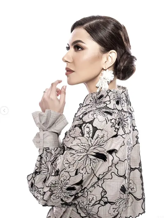 Rambutnya dibuat modern dengan gaya sleek yang memukau. Kali ini, ia menghadirkan gaya low bun yang sederhana.  [Foto: Instagram/ RioMotret]