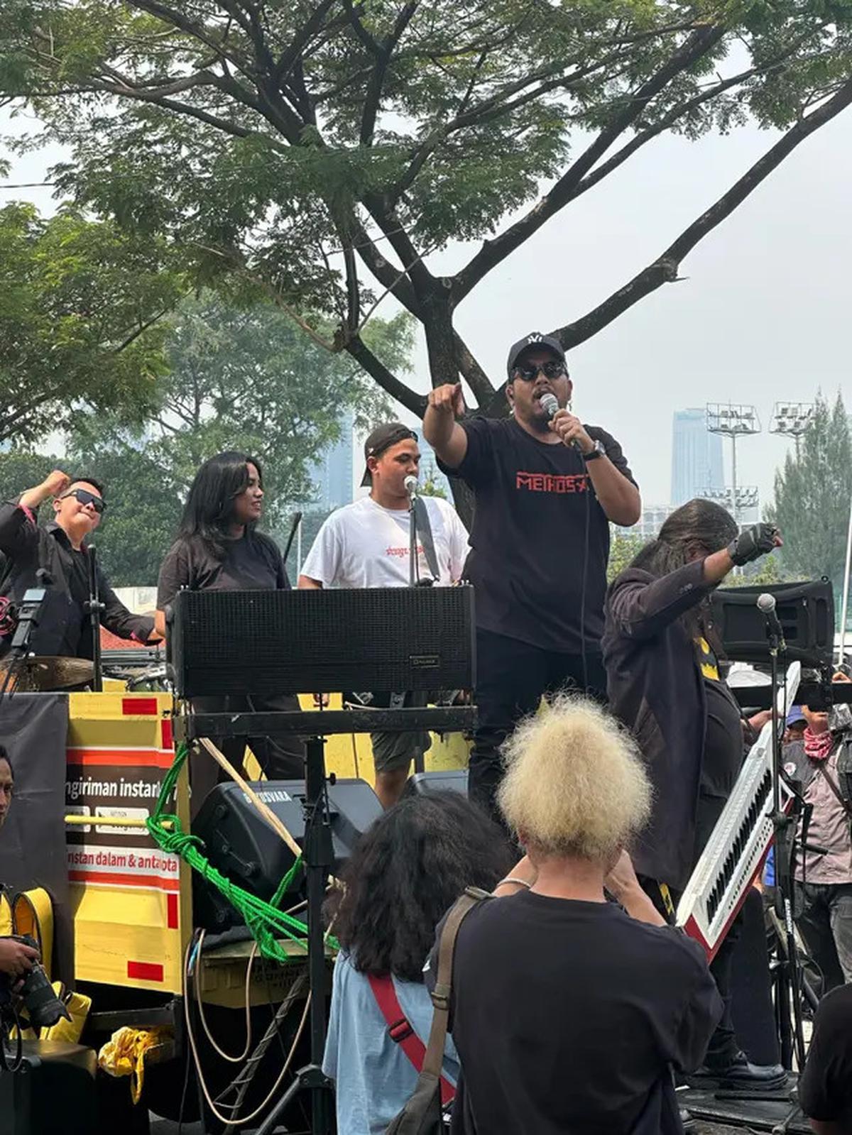 4 Potret Band Methosa Turun ke Jalan Dukung May Day, Sebut Hari Buruh 2025 Bernuansa Magis