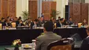 Suasana rapat konsultasi empat menteri koordinator bersama pimpinan DPR untuk membahas Anggaran Pendapatan dan Belanja Negara Perubahan (APBNP) tahun 2015 di Jakarta, Selasa (3/1). (Liputan6.com/Andrian M Tunay)