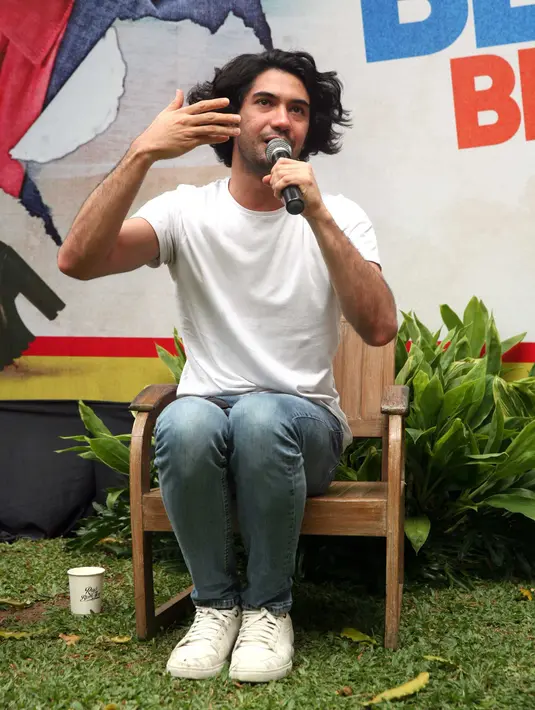 “Berani mengubah-ubah suara dalam setiap karakter itu kadang menjadi pekerjaan rumah yang berat," tambahnya. (Nurwahyunan/Bintang.com)