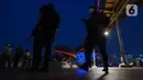 Pengunjung menikmati suasana di Skywalk Senayan Park, Jakarta, Rabu (29/12/2021). Tempat yang dulu dikenal dengan nama Taman Ria Senayan di era 70-80 an kini berganti konsep menjadi Senayan Park (SPARK). (merdeka.com/Imam Buhori)