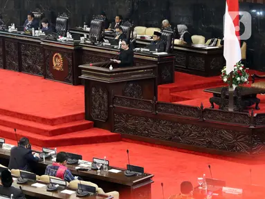 Ketua DPR RI, Puan Maharani memberi pidato pembuka Sidang Paripurna Masa Persidangan IV 2019-2020 di Kompleks Parlemen, Jakarta, Senin (15/6/2020). Rapat beragendakan penyampaian fraksi atas kerangka ekonomi makro dan pokok-pokok kebijakan fiskal RAPBN 2021. (Liputan6.com/Helmi Fithriansyah)
