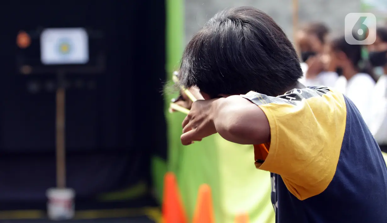 Peserta membidik sasaran saat lomba ketapel di Kampoeng Ketapel, Ciganjur, Jakarta, Minggu (19/9/2021). Lomba ini diikuti 12 klub di DKI Jakarta. (Liputan6.com/Herman Zakharia)