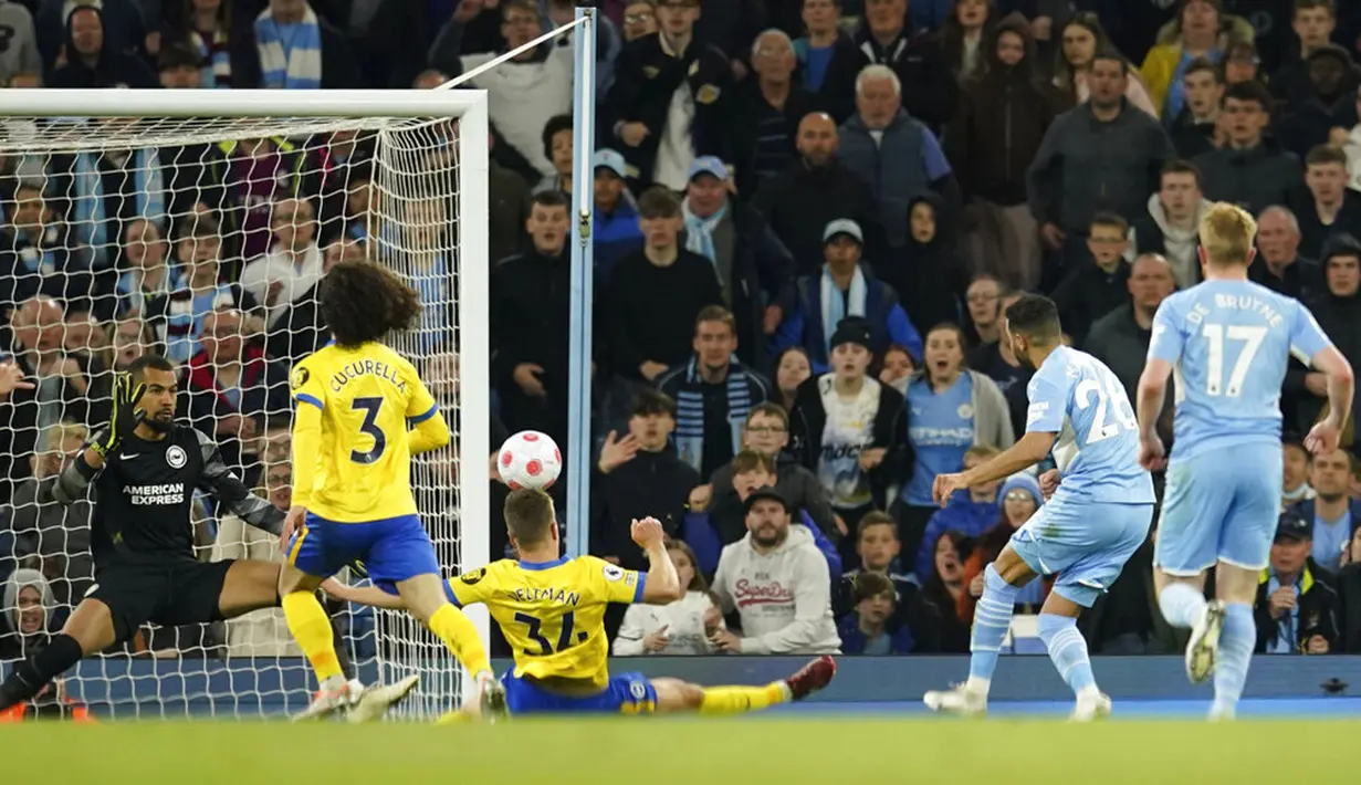 Pemain Manchester City Riyad Mahrez (kedua kanan) mencetak gol ke gawang Brighton and Hove Albion pada pertandingan sepak bola Liga Inggris di Etihad Stadium, Manchester, Inggris, 20 April 2022. Manchester City menang 3-0. (AP Photo/Dave Thompson)