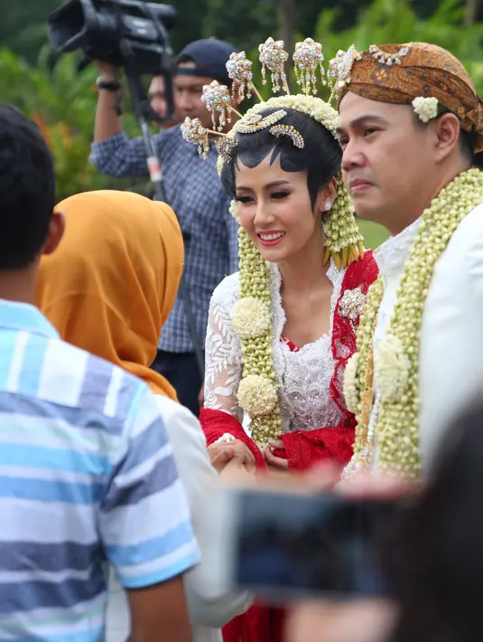 Tidak ada proses pacaran antara Ardina Rasti dan Arie Dwi Andhika. Setelah enam bulan saling kenal, pasangan ini mantab untuk menikah. (Daniel Kampua/Bintang.com)