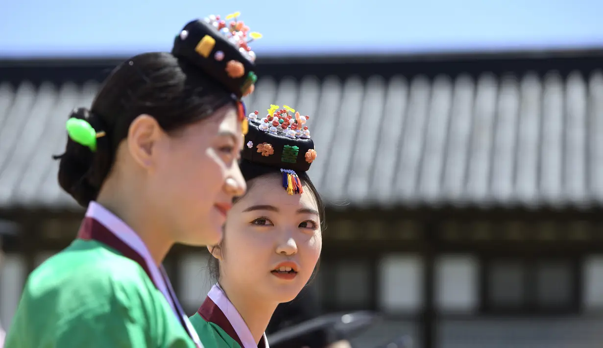 Seorang gadis muda Korea Selatan saat mengikuti upacara Coming of Age Day di desa Hanan Namsan di Seoul (21/5). Coming of age day atau Hari Kedewasaan dirayakan pada minggu ketiga bulan Mei. (AFP Photo/Jung Yeon-je)