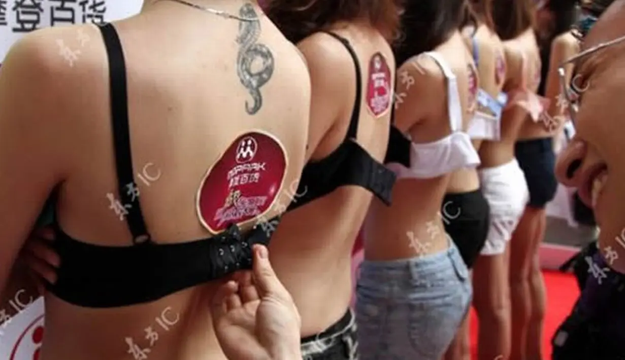 Di Kota Guangzhou, China pernah digelar Lomba melepas bra. Para peserta diminta melepas kait bra yang dikenakan 8 perempuan dewasa hanya dengan satu tangan dalam waktu satu menit. (funday.com)