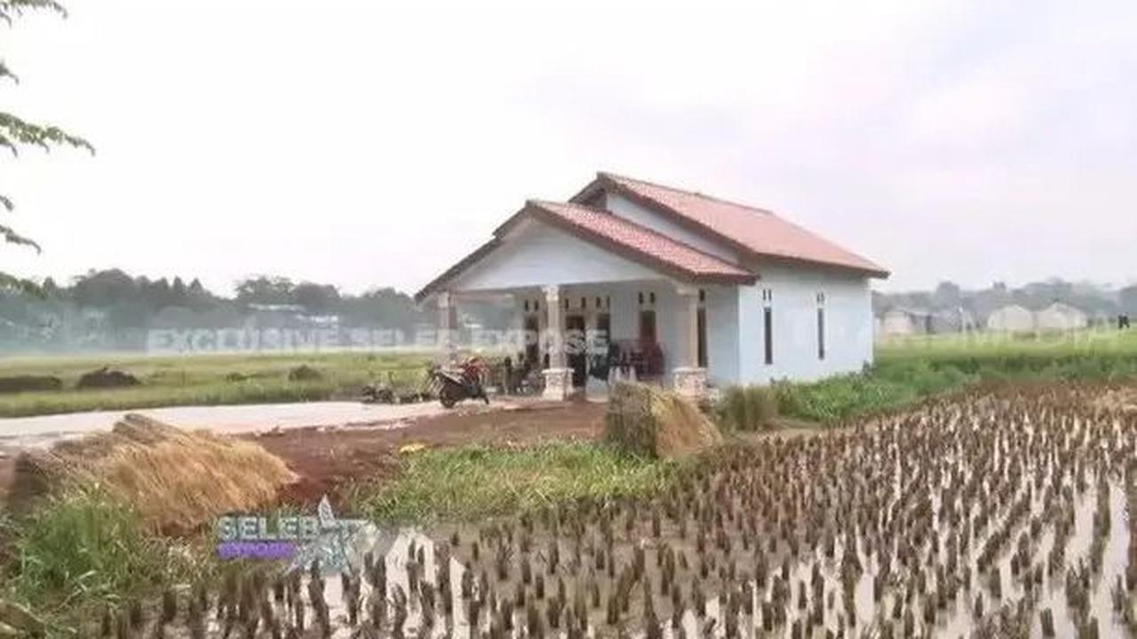 Beginilah wujud kediaman sang penyanyi terkenal dengan lagu "Lagi Syantik" di kota asalnya, Bekasi, Jawa Barat.