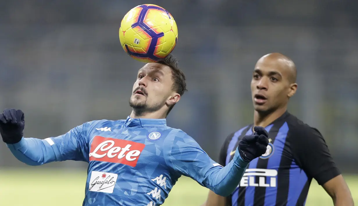 Pemain Napoli, Mario Rui, mengontrol bola saat melawan Inter Milan pada laga Serie A di Stadion San Siro, Rabu (26/12). Inter Milan menang 1-0 atas Napoli. (AP/Luca Bruno)