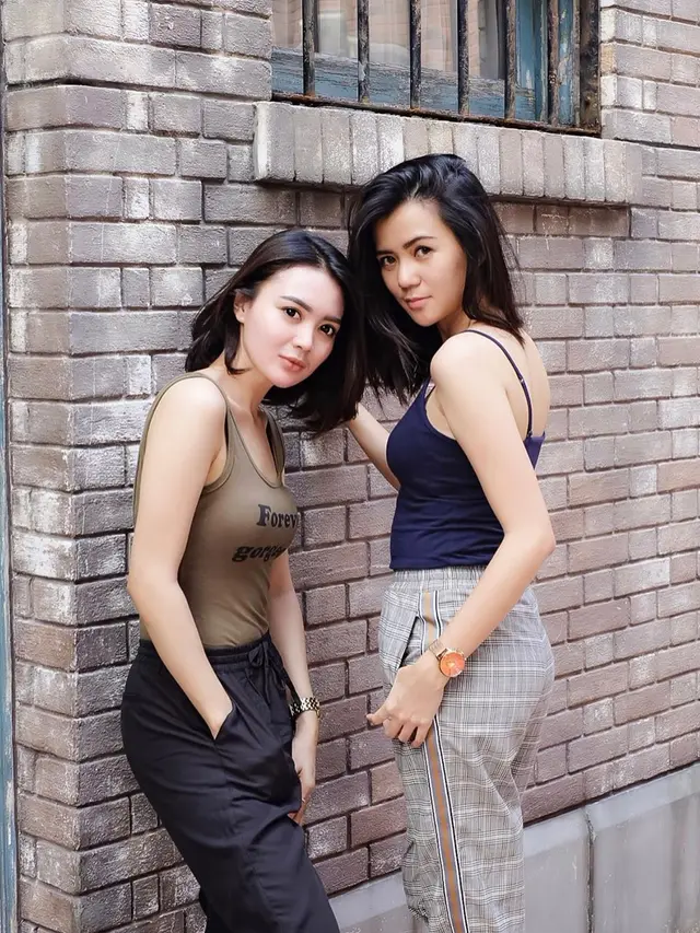 7 Potret Kebersamaan Wika Salim dan Manajernya yang Dibilang Mirip