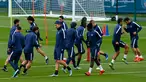 Sejumlah pemain Paris St Germain menghadiri sesi latihan di Saint-Germain-en-Laye, Paris, (20/10/2015). PSG akan bertanding melawan Real Madrid  pada babak penyisihan Grup A Liga Champions. (REUTERS/Benoit Tessier)