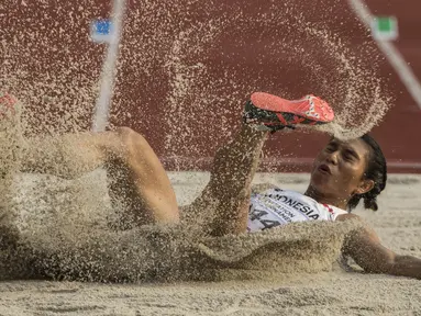 Atlet Indonesia, Maria Londa, melakukan lompatan pada Invitation Tournament cabang atletik nomor lompat jauh di SUGBK, Jakarta, Minggu (11/2/2018). Dirinya meraih emas dengan lompatan terjauh 6,43 meter. (Bola.com/Vitalis Yogi Trisna)