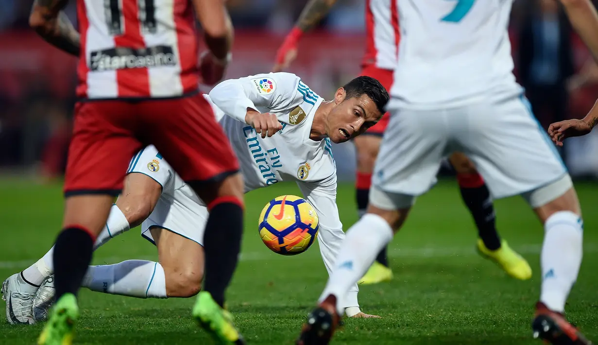 Striker Real Madrid Cristiano Ronaldo terjatuh saat membawa bola dalam pertandingan La Liga, Girona melawan Real Madrid di stadion Montilivi di Girona, Spanyol (29/10). Real Madrid harus menelan kekalahan 2-1 atas tuan rumah. (AFP Photo/Josep Lago)