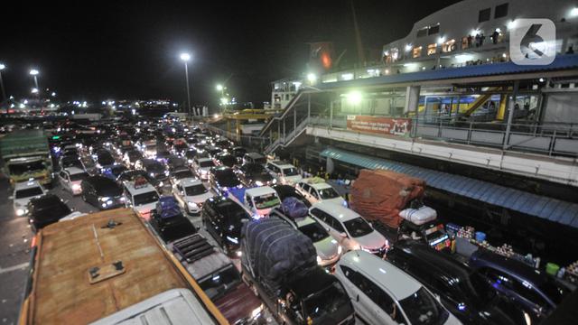 Puncak arus Mudik Lebaran 2022 di Pelabuhan Merak Banten