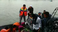 Upaya pencarian korban kapal pompong yang tenggelam di perairan Pulau Penyengat, Tanjung Pinang, Kepri. (Liputan6.com/Ajang Nurdin)