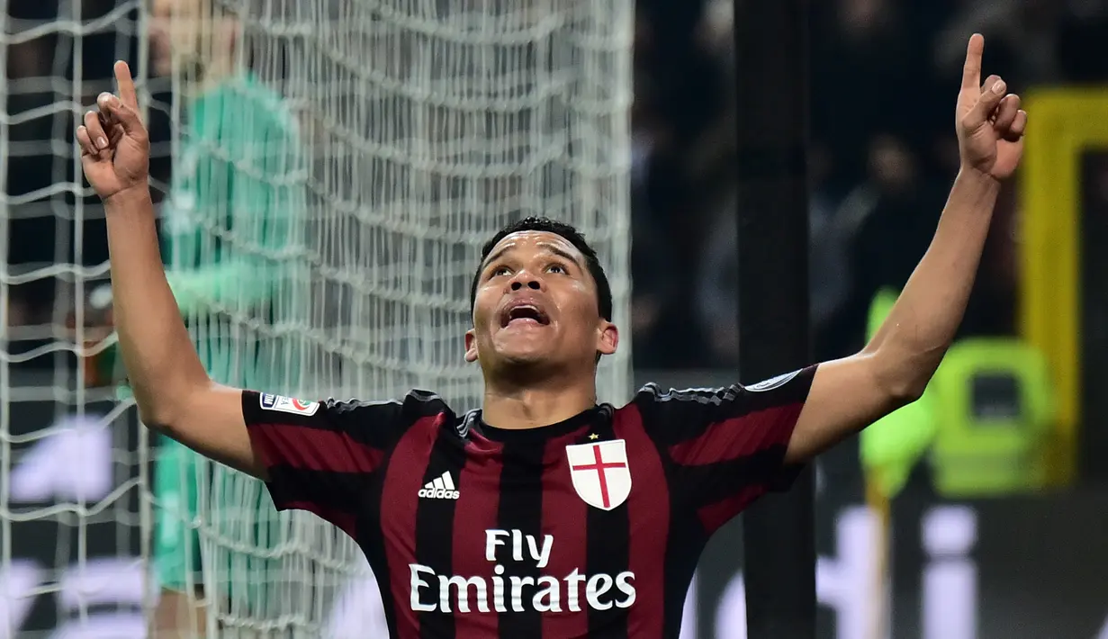 Penyerang AC Milan, Carlos Bacca melakukan selebrasi usai mencetak gol kegawang Inter Milan pada lanjutan Serie A Liga Italia di Stadion San Siro, Milan (31/01/2016). AC Milan menang telak atas Inter Milan dengan skor 3-0. (AFP / GIUSEPPE CACACE)