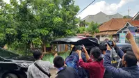 Beberapa anggota KPK langsung meninggalkan kerumunan wartawan, setelah melakukan penggeledahan di rumah salah satu rekanan dalam dugaan kasus korupsi infrastruktur di Kota Banjar. (Liputan6.com/Jayadi Supriadin)