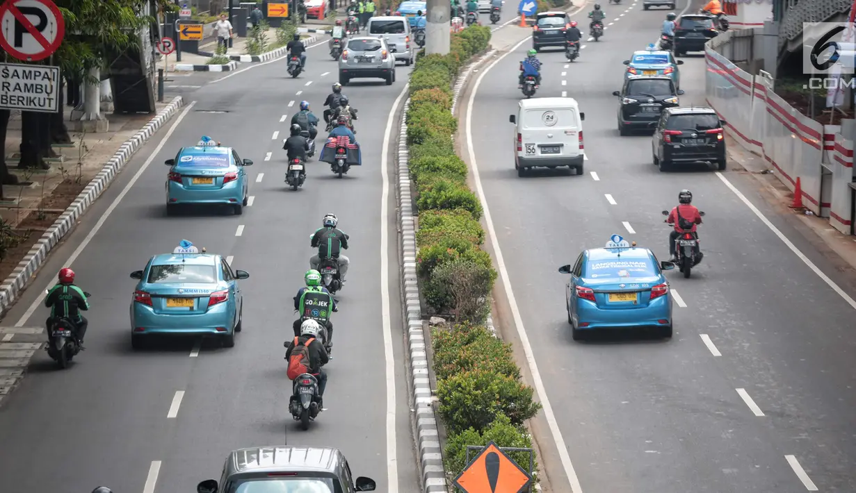 Pengendara motor melaju di antara mobil di Jalan Rasuna Said, Jakarta, Selasa (4/9). Pemprov DKI menerapkan kawasan ganjil-genap selama 15 jam yang akan menjadi tempat lintas Electronic Road Princing(ERP) atau jalan berbayar. (Liputan6.com/Faizal Fanani)