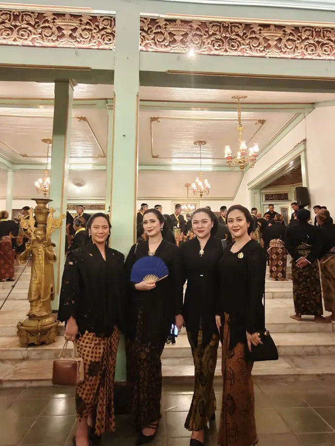 Parade Kebaya Hitam ala Bangsawan dari Tara Basro hingga Adinia Wirasti Hadiri Kirab Pusaka Malam Satu Suro di Pura Mangkunegaran
