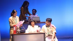 Adegan pementasan Home Sweet Loan The Musical di Graha Bhakti Budaya, Taman Ismail Marzuki, Jakarta, Rabu (30/9/2026). Musikal yang diadaptasi dari novel karya Almira Bastari tersebut mengisahkan perjalanan Kaluna sebagai pekerja urban dan bagian dari sandwich generation. (KLY/Budy Santoso)