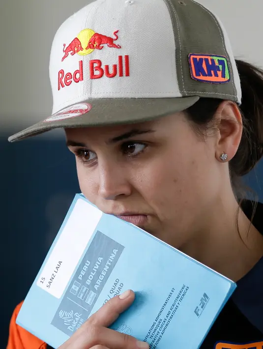 Pembalap motor KTM Laia Sanz, dari Spanyol, menjalani pemeriksaan teknis untuk Reli Dakar 2018 di pangkalan udara Las Palmas di Lima, Peru, (5/1). Laia Sanz menargetkan masuk posisi 15 besar di kejuaraan ini. (AP Photo / Ricardo Mazalan)