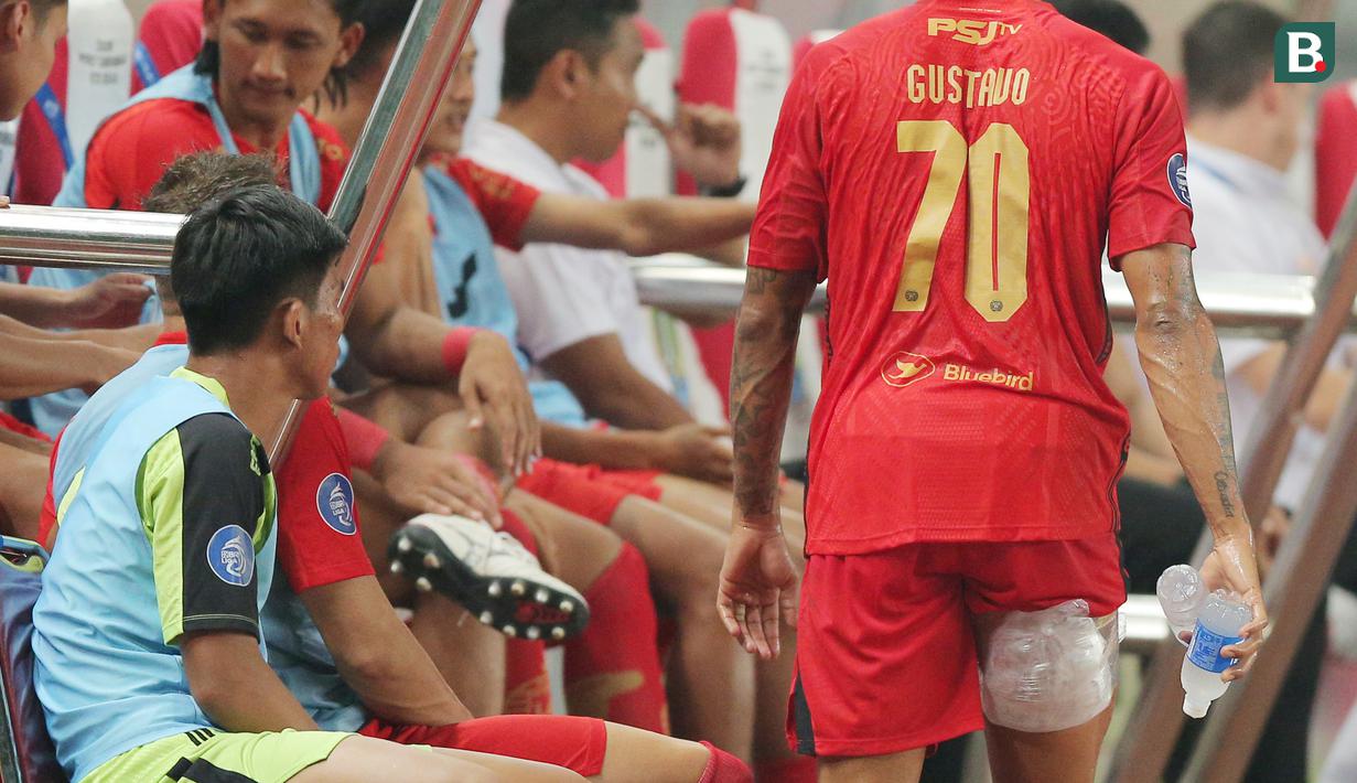 Pemain Persija Jakarta, Gustavo Almeida, mengalami cedera saat melawan Bhayangkara FC pada laga BRI Liga 1 di Stadion Patriot Candrabhaga, Bekasi, Senin (27/11/2023). (Bola.com/M Iqbal Ichsan)