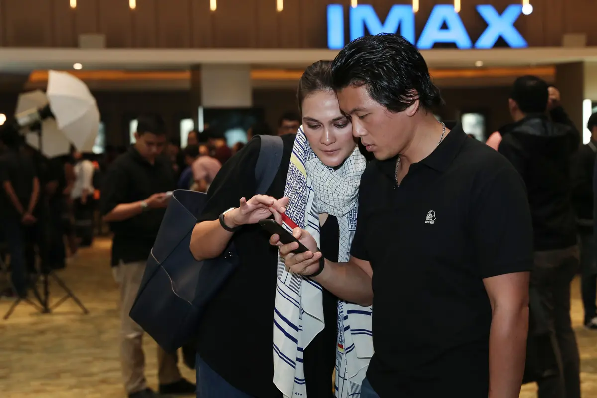 [Bintang] Mesra Bareng Pacar, Luna Maya Bahas Rogue One: A Star Wars Story