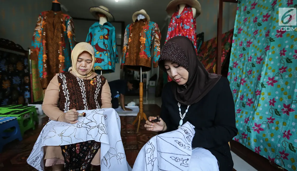 Peserta workshop sedang mencanting batik tulis khas Tangsel di Datik Batik, Pamulang, Tangerang Selatan, Kamis (25/10). Motif batik mengambil kearifan lokal Tangsel seperti Anggrek dan Rumah Belandongan. (Liputan6.com/Fery Pradolo)