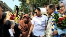 Mantan Wakil Presiden Jusuf Kalla atau JK (kedua kanan) berbincang dengan warga saat tiba di kampung halamannya, Makassar, Sulawesi Selatan, Sabtu (26/10/2019). JK disambut tarian, tabuh rebana, hingga hafalan surat pendek dari anak-anak. (Liputan6.com/HO/Tim JK)