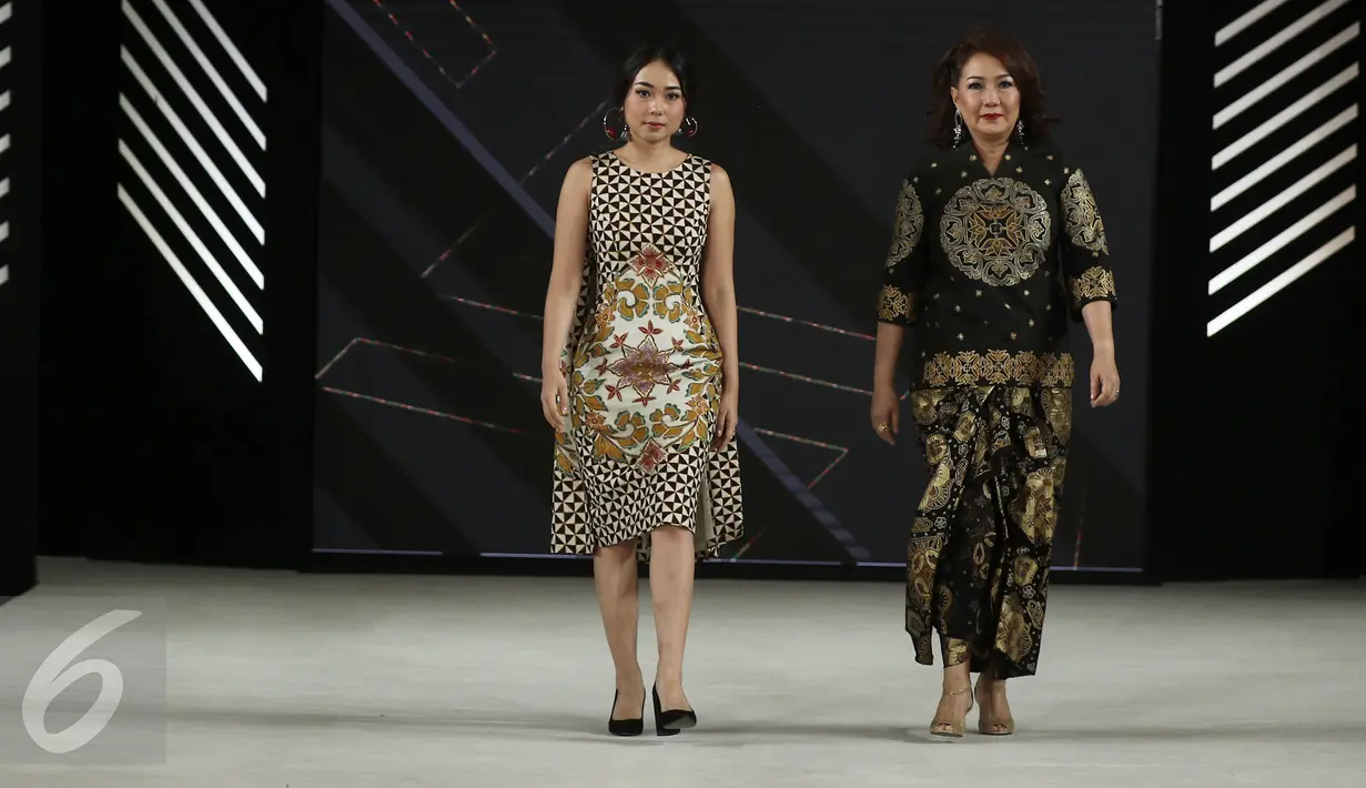 Ayla Dimitri dan Dian Tanjung berjalan mengenakan busana rancangan Era Soekamto  dalam Senayan City Fashion Nation ke-11, Jakarta, Rabu (12/4). Memperingati hari Kartini, Senayan City memberikan penghargaan ke 21 wanita. (Liputan6.com/Herman Zakharia)