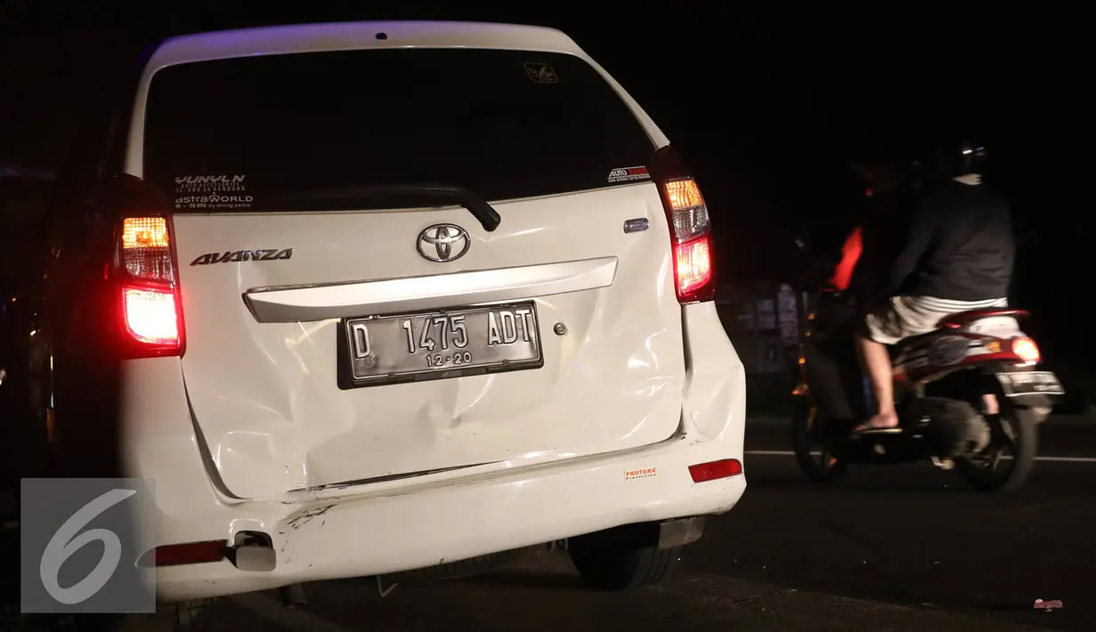 Sebuah mobil penyok akibat kecelakaan beruntun di Jalan Jenderal Ahmad Yani, Tasikmalaya, Jawa Barat, Minggu (3/7) dini hari. Penyebab kecelakaan diduga terjadi akibat salah satu pengendara mengerem mendadak. (Liputan6.com/Immanuel Antonius)