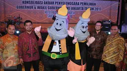 Ketua KPU RI Juri Ardiantoro (kedua kiri) berfoto bersama maskot yang akan menjadi ikon Pilgub dan Wagub DKI Jakarta 2017, Jakarta,  (30/7). Dalam konsolidasi ini peserta mendapat pengarahan dari ketua KPU. (Liputan6.com/Gempur M Surya)