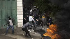 Warga Palestina membakar ban saat bentrok dengan pasukan keamanan Israel setelah pemakaman Mufid Khalil di desa Beit Ummar, Tepi Barat, dekat Hebron (29/11/2022). Kementerian Kesehatan Palestina mengatakan, Khalil terbunuh oleh tembakan Israel di Tepi Barat yang diduduki.  (AP Photo/Mahmoud Illean)