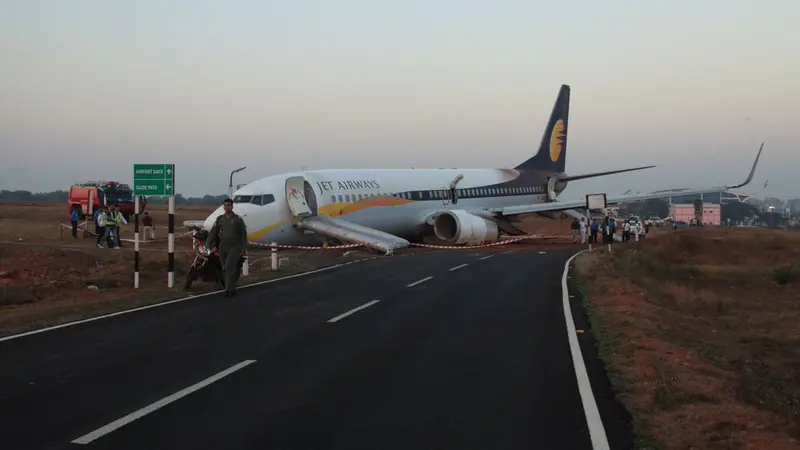 Pesawat India Tergelincir Saat Lepas Landas, 12 Penumpang Terluka