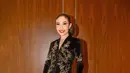 Ayu Dewi mengenakan kebaya hitam berbahan beludru dengan corak bordir berwarna emas yang mewah. [@mrsayudewi]