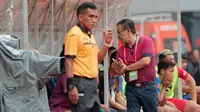 Umuh Muchtar mempertanyakan strategi Djadjang Nurdjaman saat laga Persib Bandung melawan Bhayangkara SU pada lanjutan Torabika SSC 2016 di Stadion Wibawa Mukti, Rabu (12/10/2016). (Bola.com/Nicklas Hanoatubun)