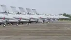 Jet tempur F-16V yang baru terlihat di pangkalan Angkatan Udara di Chiayi di barat daya Taiwan, Kamis (18/11/2021). Taiwan telah mengerahkan versi paling canggih dari jet tempur F-16 di Angkatan Udaranya. (AP Photo/Johnson Lai)