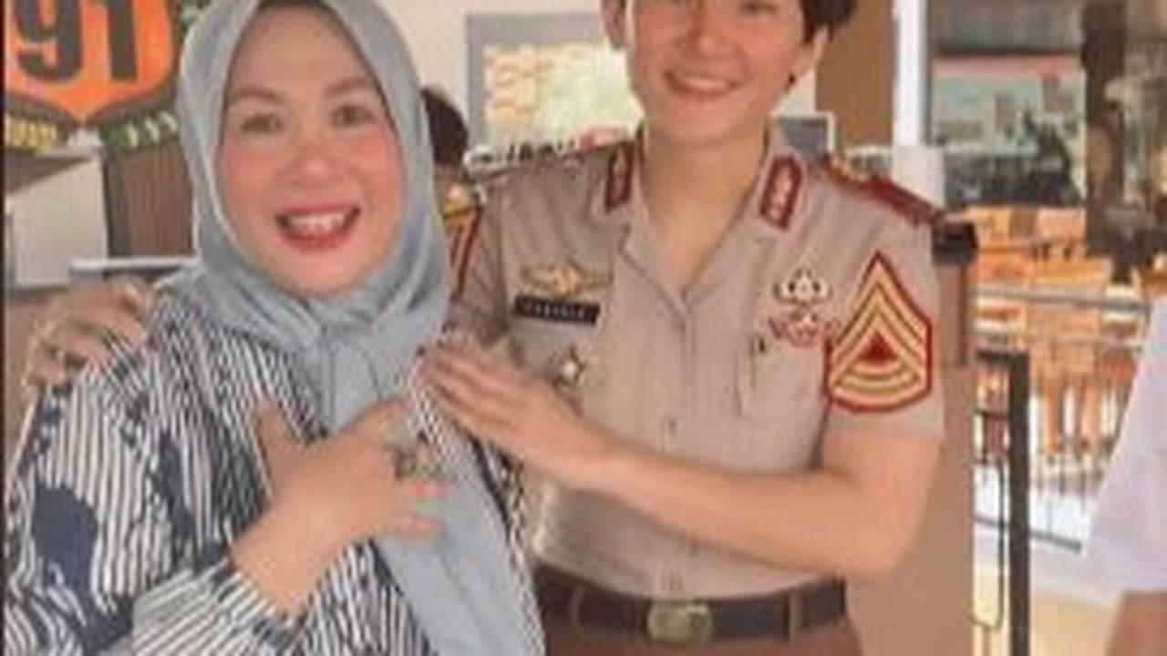"Siap, ini Ibu saya," ujar Fabiola memperkenalkan sang Ibunda kepada komandannya. <br>