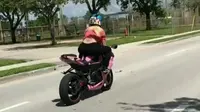 Lihat Gaya Beringas Tante Naik Motor Sport